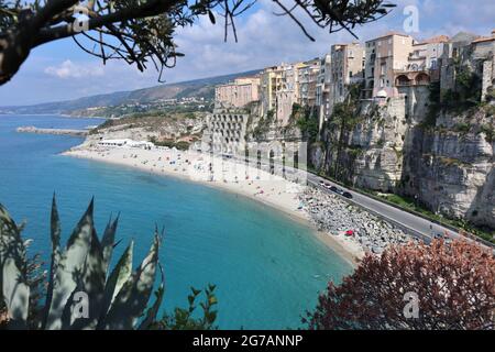 Tropea - Panorama della Spiaggia della rotonda dal Belvedere del Santuario Foto Stock