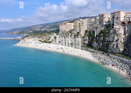 Tropea - Panorama della Spiaggia della rotonda dal Santuario dell'Isola Foto Stock