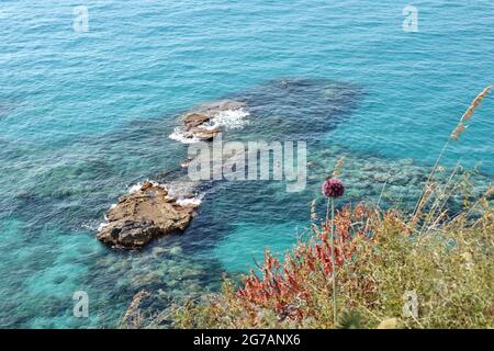 Tropea - scogli dal Belvedere del Santuario Foto Stock