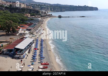 Tropea - Spiaggia della Lingua dal Belvedere del Santuario Foto Stock