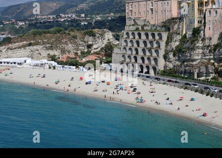 Tropea - Spiaggia della rotonda dal Santuario dell'Isola Foto Stock