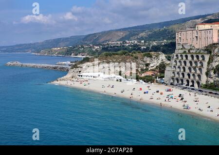 Tropea - Spiaggia della rotonda dal Santuario Foto Stock