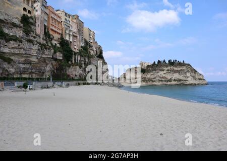 Tropea - Spiaggia della rotonda la mattina presto Foto Stock