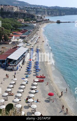 Tropea - Spiaggia Lingua dal Belvedere del Santuario Foto Stock