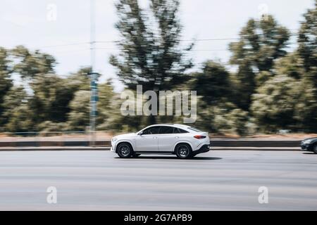 Ucraina, Kiev - 27 giugno 2021: Auto Audi bianca in movimento per la strada. Editoriale Foto Stock