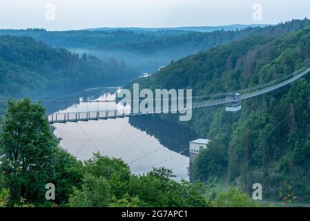 Germania, Sassonia-Anhalt, Wendefurth, Titan-RT ponte sospeso a Rappbodetalsperre nelle montagne Harz, lungo 483 metri, uno dei ponti sospesi più lunghi del mondo Foto Stock