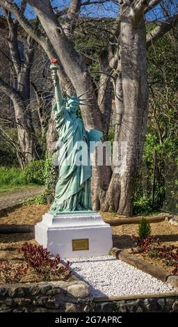 Replica della Statua della libertà a Lugné. Fu originariamente situata nel 1986 sull'arco della nave francese Maxim's of the Seas. Foto Stock