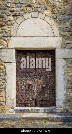 Porta della Chiesa del Église Saint Martin in Palalda vicino Amélie les Bains. La chiesa fu costruita nel XII secolo. Foto Stock