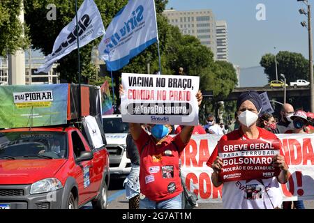 3 luglio 2021: I manifestanti brasiliani hanno marciato attraverso il cuore di Rio de Janeiro per dire al presidente di estrema destra, Jair Bolsonaro, che lo vogliono uscire. Foto Stock