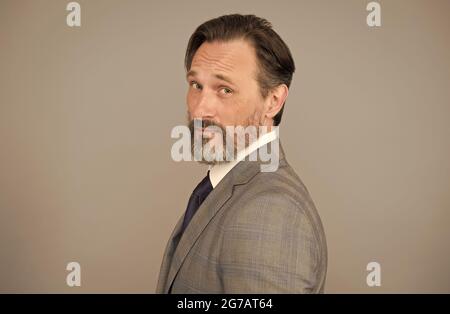 Genere di un affare grande. Uomo professionale che grava i capelli. Il dipendente maturo indossa un abito formale. Professione e carriera professionale. Professionale Foto Stock