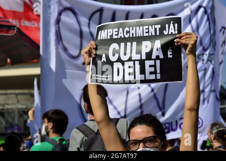 3 luglio 2021: I manifestanti brasiliani hanno marciato attraverso il cuore di Rio de Janeiro per dire al presidente di estrema destra, Jair Bolsonaro, che lo vogliono uscire. Foto Stock