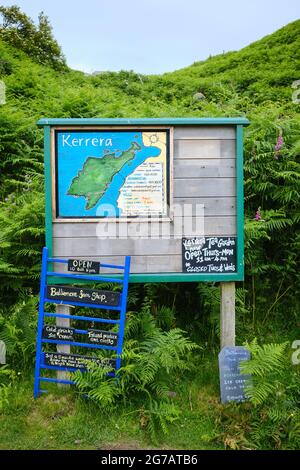 Un cartello che include una mappa dell'isola di Kererra che fa pubblicità alle attrazioni locali, alle passeggiate, agli alloggi e ai negozi di Kerrera, un'isola al largo di Oban, Scozia Foto Stock
