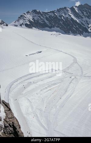 Sentiero escursionistico nella neve - vista dall'Osservatorio Jungfraujoch Sphinx - Regione Jungfrau - Alpi svizzere, Svizzera - Grindelwald, Interlaken, Lauterbrun Foto Stock