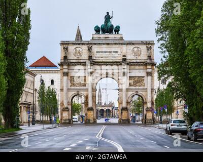 Capitale dello Stato, città universitaria, città di residenza, Wittelsbacher, edificio reale, luogo di interesse, luogo di interesse storico, monumento, elencato, protezione monumento, arco trionfale classicista, Arco trionfale a tre lati, arco trionfale, classicismo, Arco di Costantino, Friedrich von Gärtner, Regno di Baviera Foto Stock