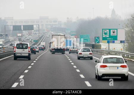 Segnaletica stradale Milano in Italia Foto Stock