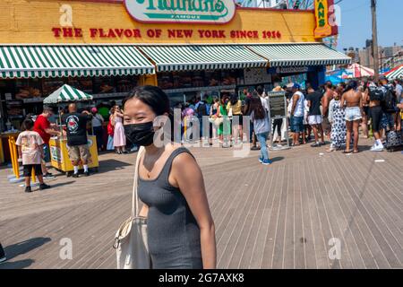 Nathan è famoso sulla passerella di Coney Island a Brooklyn a New York durante il lungo weekend del giorno dell'Indipendenza, lunedì 5 luglio 2021. (© Richard B. Levine) Foto Stock