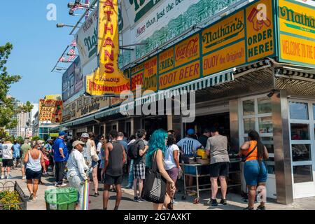 Nathan è famoso su Surf Avenue a Coney Island a Brooklyn a New York durante il lungo weekend del giorno dell'Indipendenza, lunedì 5 luglio 2021. (© Richard B. Levine) Foto Stock