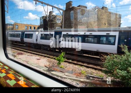 Linea Lea Valley, treni sotterrati che passano davanti alla vista interna e che si affaccia fuori dalla finestra del treno dalla stazione di Liverpool Street, Londra, Inghilterra, KATHY DEWITT Foto Stock