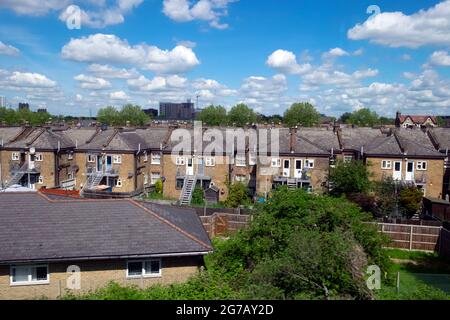 Vista dal treno terrestre di Londra del retro della fila di abitazioni terrazzate lungo la linea della Lea Valley North East London England UK KATHY DEWITT Foto Stock