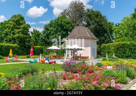 Germania, Baden-Wuerttemberg, Reutlingen, giardino di rose, caffè di giardino di rose in pomologia Foto Stock