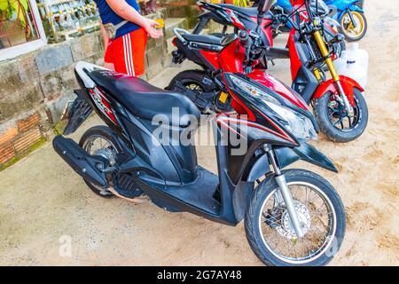 Surat Thani Thailandia 26. Mai 2018 quanto costa noleggiare scooter motorini moto e moto a Koh Samui in Thailandia. Foto Stock