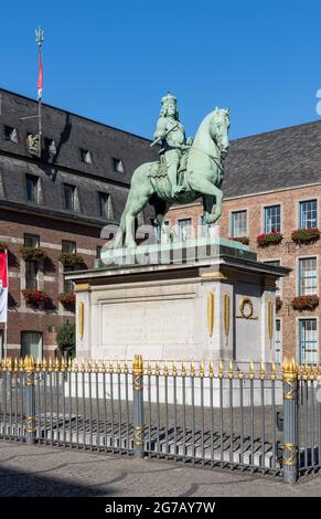 Germania, Nord Reno-Westfalia, Dusseldorf, Jan Wellem statua equestre sulla piazza del mercato di fronte al municipio. Foto Stock