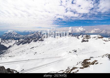 Vista dalla cima Zugspitz sul ghiacciaio e paesaggio montano, Grainau, alta Baviera, Germania Foto Stock