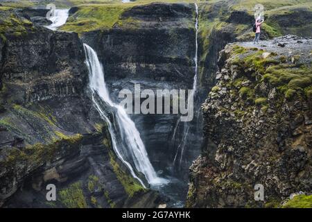 Gola con cascata Granni. Cascata in una stretta gola nella valle di Thjorsardalur in Islanda Foto Stock