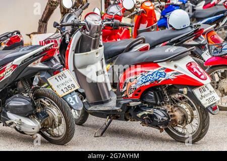 Surat Thani Thailandia 26. Mai 2018 quanto costa noleggiare scooter motorini moto e moto a Koh Samui in Thailandia. Foto Stock