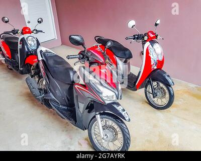 Surat Thani Thailandia 26. Mai 2018 quanto costa noleggiare scooter motorini moto e moto a Koh Samui in Thailandia. Foto Stock