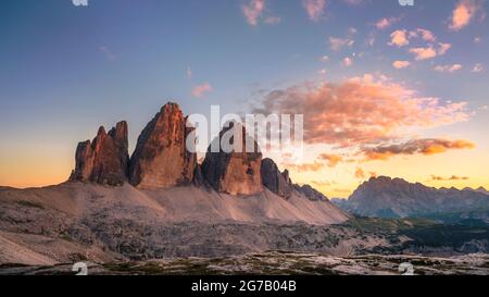 Alpenglow sulle tre vette, Dolomiti, Alto Adige, Italia Foto Stock