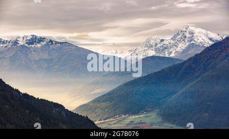 Raggi solari a Vinschgau con Ortler e Reschensee, Italia Foto Stock