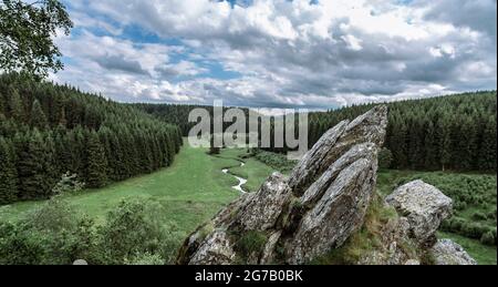 Formazione rocciosa nell'Eifel, Bieley, Perlenbachtal, Belgio Foto Stock