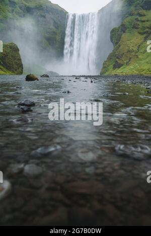 Famosa e più visitata cascata di Skogafoss in Islanda alla luce della sera Foto Stock