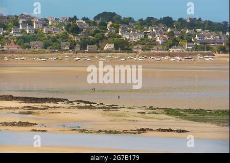 Vista sull'ampia spiaggia sabbiosa di Locquirec a bassa marea, Bretagna, Francia Foto Stock