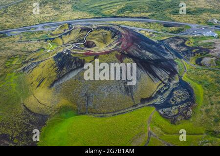 Vista panoramica aerea del vulcano Grabrok e della valle di lava dall'Islanda Foto Stock