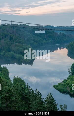 Germania, Sassonia-Anhalt, Wendefurth, Titan-RT ponte sospeso a Rappbodetalsperre nelle montagne Harz, lungo 483 metri, uno dei ponti sospesi più lunghi del mondo Foto Stock