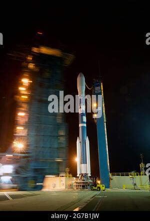 Lancio di Aquarius SAC-D. Il razzo Delta II con il carico utile delle navicelle spaziali Aquarius/SAC-D è visto come la struttura di servizio è rollback. 9 giugno 2011, base dell'aeronautica di Vandenberg, California. La missione congiunta USA/Argentinian Aquarius/Satélite de Aplicaciones cient’ficas (SAC)-D mappa la salinità sulla superficie dell'oceano, informazione essenziale per migliorare la nostra comprensione di due componenti principali del sistema climatico terrestre: Il ciclo dell'acqua e la circolazione dell'oceano. Una versione unica, ottimizzata e potenziata digitalmente di un'immagine della NASA da parte del fotografo senior della NASA Bill Ingalis / Credit NASA Foto Stock