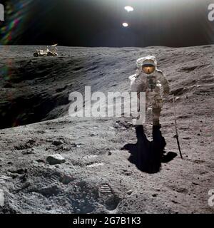 L'astronauta Charles M. Duke Jr., pilota a modulo lunare della missione di atterraggio lunare Apollo 16, è fotografato raccogliendo campioni lunari alla stazione n. 1 durante la prima attività extraveicolare di Apollo 16 presso il sito di atterraggio di Descartes. Questa foto, guardando verso est, è stata scattata dall'astronauta John W. Young, comandante. Duke è in piedi sul bordo del cratere di prugne, che è di 40 metri di diametro e 10 metri di profondità. Il veicolo Lunar Roving parcheggiato è visibile sullo sfondo sinistro. 21 aprile 1972 una versione unica ottimizzata e migliorata di una NASA immagine / credito NASA Foto Stock
