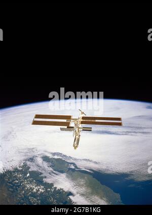 Stazione spaziale Internazionale - Febbraio 2001. La Stazione spaziale Internazionale è retropesa su nuvole, acqua e terra in Sud America. Il Cile centro-meridionale si presenta in fondo alla cornice. Appena sotto il laboratorio di Destiny, il canale di Chacao separa la grande isola di Chiloe dalla terraferma e collega il Golfo di Coronados sul lato del Pacifico con il Golfo di Ancud a sud-ovest della città di Puerto Montt. ê una versione unica ottimizzata e migliorata di un'immagine NASA / credito di mandatotia: NASA Foto Stock