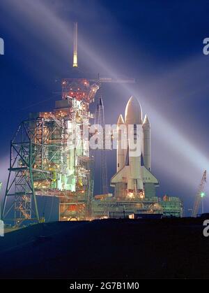 Pre-lancio STS-1. STS-1 (Space Transportation System-1) è stato il primo volo spaziale orbitale del programma Space Shuttle della NASA. Una nuova era nel volo spaziale iniziò il 12 aprile 1981, quando lo Space Shuttle Columbia salì in orbita dal Kennedy Space Center della NASA in Florida. Una versione unica ottimizzata e migliorata di un'immagine NASA / credito NASA Foto Stock