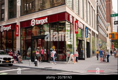 Gli acquirenti fuori da un negozio Target nel quartiere Upper West Side di New York domenica 4 luglio 2021. (© Richard B. Levine) Foto Stock