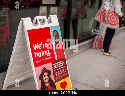 Cartello di affitto fuori da un negozio Target nel quartiere Upper West Side a New York domenica 4 luglio 2021. (© Richard B. Levine) Foto Stock