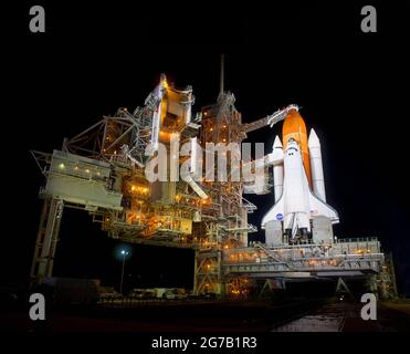 La navetta spaziale Endeavour fotografata di notte sul pad di lancio 39a, Kennedy Space Center, Cape Canaveral, Florida, USA. 28 aprile 2011. Endeavour e l'equipaggio della STS-134 hanno consegnato attrezzature e pezzi di ricambio alla Stazione spaziale Internazionale il 29 aprile 2011. Una versione unica, ottimizzata e digitalmente migliorata di un'immagine della NASA da parte del fotografo senior della NASA Bill Ingalis / Credit NASA Foto Stock