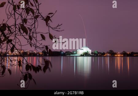 Il razzo Northrop Grumman Antares, con Cygnus rifornisce la navicella spaziale a bordo, è visto sopra il Thomas Jefferson Memorial, mentre viene lanciato dalla NASA Wallops Flight Facility in Virginia, il 17 novembre 2018. Una missione rifornita per la Stazione spaziale Internazionale, che fornisce circa 7,400 libbre di scienza e ricerca, forniture di equipaggio e hardware per veicoli. Una versione unica, ottimizzata e digitalmente migliorata di un'immagine della NASA da parte DI un Gemignani / Credit NASA Foto Stock