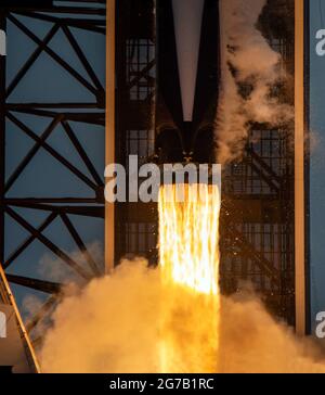 Un razzo SpaceX Falcon 9 che trasporta la navicella spaziale Crew Dragon dell'azienda viene lanciato nella missione SpaceX Demo-2 della NASA verso la Stazione spaziale Internazionale. 30 maggio 2020, Kennedy Space Center, Florida. La missione Demo-2 è il primo lancio con astronauti della navicella spaziale SpaceX Crew Dragon e Falcon 9 alla Stazione spaziale Internazionale come parte del Commercial Crew Program dell'agenzia. Una versione unica, ottimizzata e digitalmente migliorata di un'immagine della NASA di J Kowsky/ Credit NASA Foto Stock