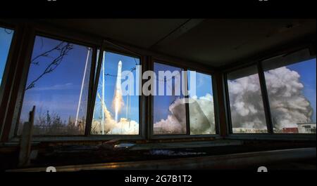 Il razzo Northrop Grumman Antares, con Cygnus rifornisce la navicella spaziale a bordo, viene lanciato dall'impianto di volo Wallops della NASA in Virginia. 17 aprile 2019. Una missione rifornita per la Stazione spaziale Internazionale, che fornisce circa 7,600 libbre di scienza e ricerca, forniture di equipaggio e hardware per veicoli. Una versione unica, ottimizzata e digitalmente migliorata di un'immagine della NASA da parte del fotografo senior della NASA Bill Ingalis / Credit NASA Foto Stock