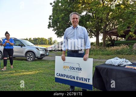 L'ex governatore del Kansas, il Dr. Jeff Colyer, si pone dietro il suo cartello elettorale all'annuale Lyon County Republican Party picnic Foto Stock
