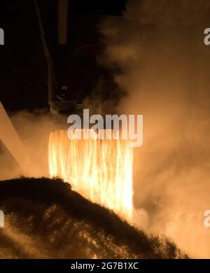 Un razzo SpaceX Falcon 9 che trasporta la navicella spaziale Crew Dragon dell'azienda viene lanciato sulla missione SpaceX Crew-1 della NASA per la Stazione spaziale Internazionale. 15 novembre 2020, Kennedy Space Center in Florida. Una versione unica, ottimizzata e potenziata digitalmente di un'immagine NASA di J Kowsky/ Credit NASA Foto Stock