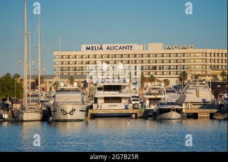 Barche e yacht nel porto turistico di Alicante. Il Melia Alicante Hotel, Alicante, Spagna. Foto Stock